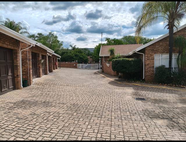 3 BEDROOM TOWNHOUSE FOR SALE IN SAFARI GARDENS